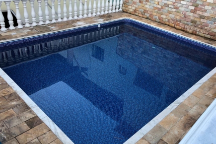 Revestimento em Piscina de Azulejo com Vinil