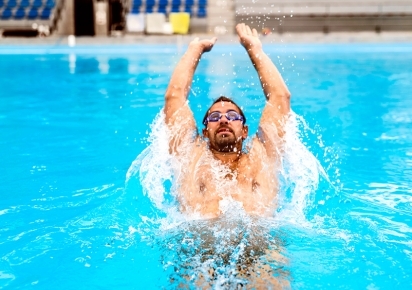 A natação é um dos esportes mais recomendados e completos do mundo. Uma das grandes vantagens é que como a atividade é realizada na água não há impacto, diminuindo o risco de lesão e sendo seguro para o corpo. Neste artigo, falaremos um pouco sobre os ben